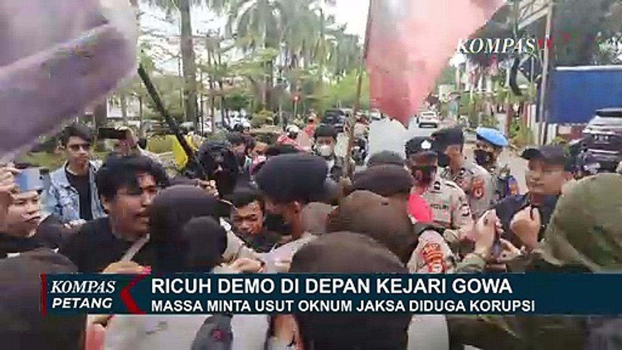 Demo di Depan Kantor Kejari Gowa Ricuh, Massa Minta Kejelasan Dugaan Korupsi Petugas Kejaksaan