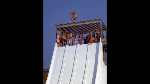 Il fait un saut spectaculaire depuis un toboggan aquatique