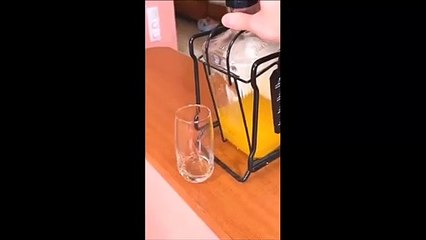 Ce porte-bouteille n'est pas idéal pour se servir un verre