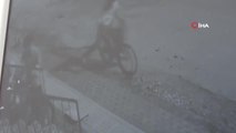 Bisikletle gelip bisiklet çaldılar... O anlar kamerada