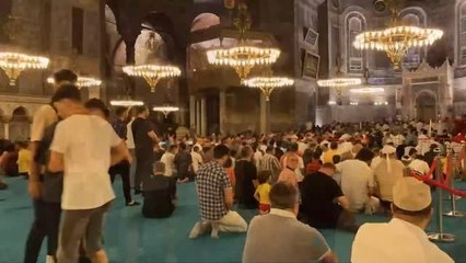 İstanbul Valisi Yerlikaya, Ayasofya'da Roman vatandaşlarla bir araya geldi