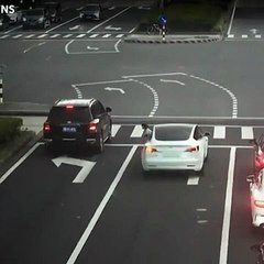 Niña cayó por la ventana de un auto en movimiento y el conductor siguió sin percatarse