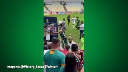 Descargar video: Felipe Melo é flagrado discutindo com torcedores do Fluminense no intervalo de jogo