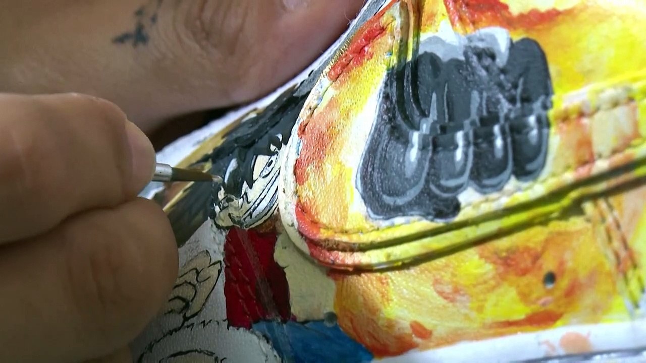 Tunisie: de jeunes artistes redonnent vie à des baskets usagées