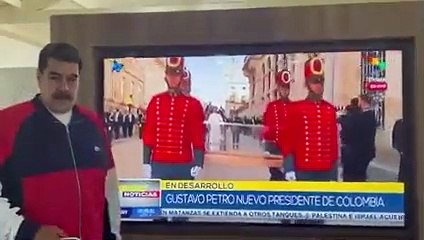 Maduro siguiendo la ceremonia presidencial de Petro