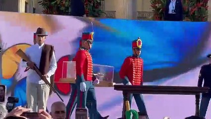 La polémica del Rey en la investidura de Petro: permaneció sentado ante la espada de Simón Bolívar