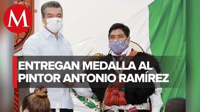 Rutilio Escandón impone la medalla Rosario Castellanos
