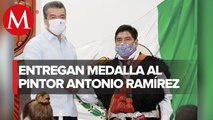 Rutilio Escandón impone la medalla 