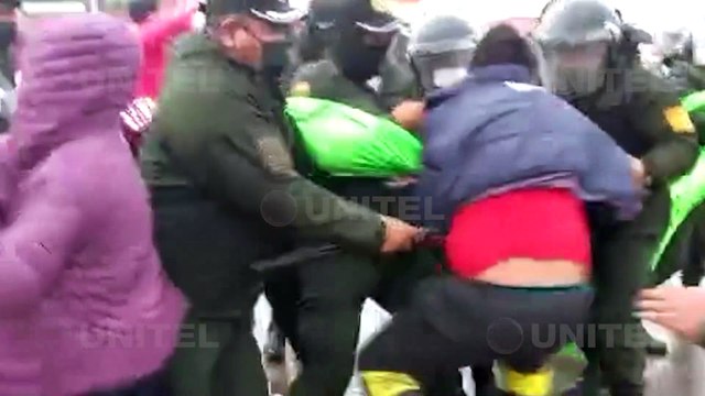 Policía arresta a varias personas que bloqueaban a favor del paro en el Plan 3.000