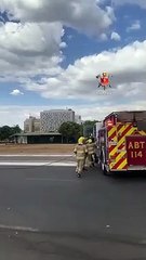 Após batida, carro pega fogo no Eixo Monumental