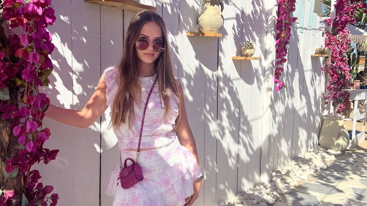 Was für Beine! Davina Geiss posiert im knappen Mini-Rock