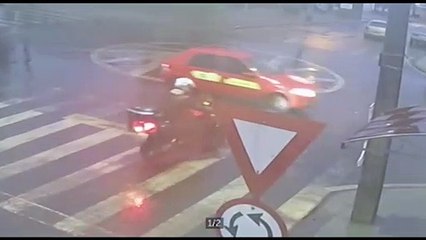 Câmera registra acidente entre motocicleta e automóvel na rotatória da Rua Ipanema