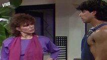 Novela Sassaricando (1987) - Beto flagra Apolo aos beijos com Leonora e comemora