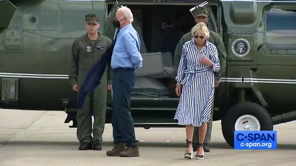 بايدن يتعثر في ارتداء السترة وزوجته تتدخل