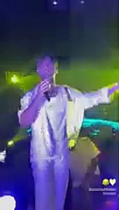 Reynmen konserde Bonita söylüyor_----(240P)