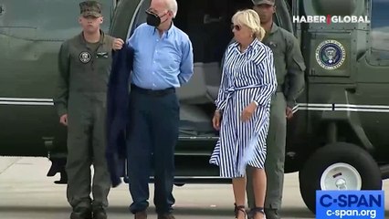 ABD Başkanı Joe Biden ilk kez böyle görüntülendi: Önce ceketini giyemedi, sonra gözlüğünü düşürdü