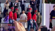 El Rey Felipe VI permanece sentado ante la espada de Bolívar