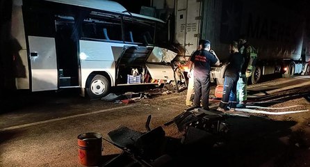 Servis minibüsü ile tır çarpıştı: 2 ölü