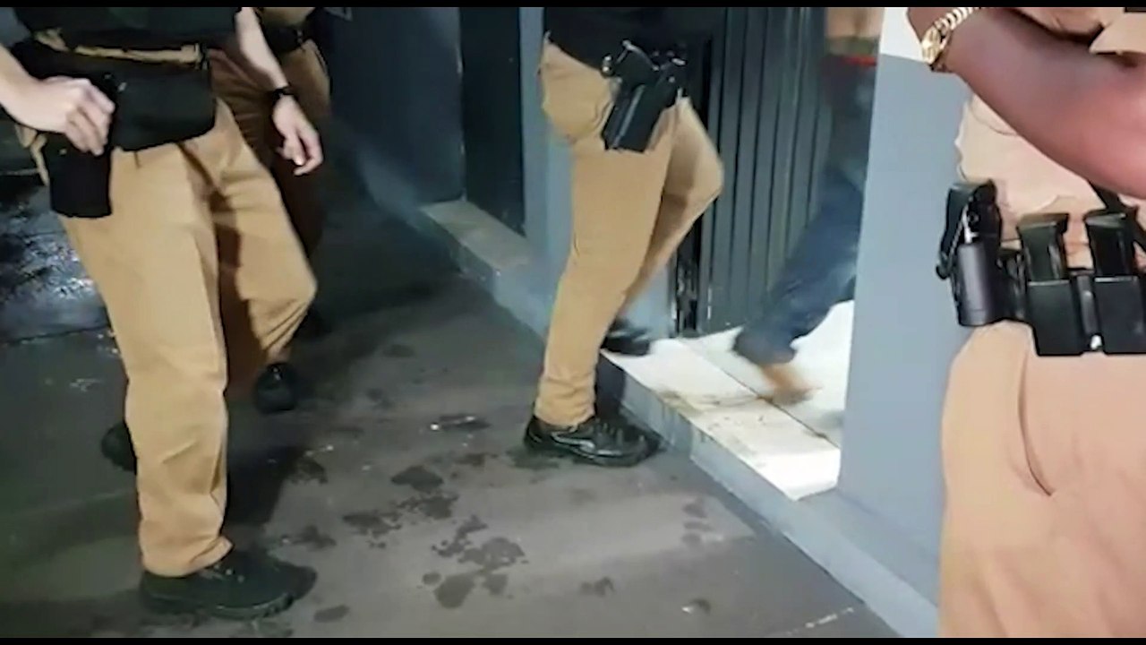 Homem é detido suspeito de  agredir companheira na frente dos filhos e resistir à detenção, no Bairro Interlagos