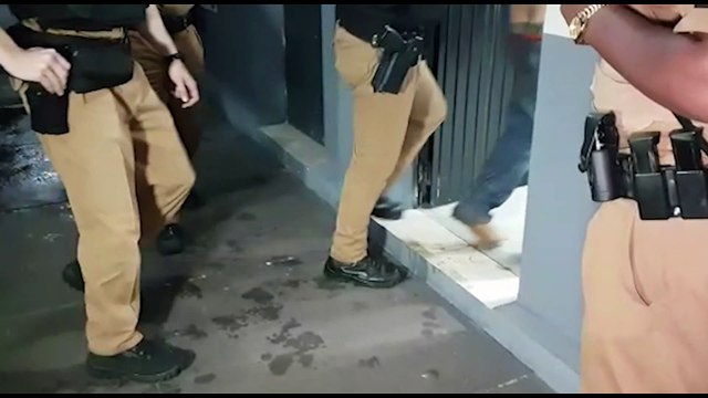 Homem é detido suspeito de agredir companheira na frente dos filhos e resistir à detenção, no Bairro Interlagos