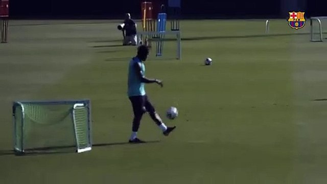 Franck Kessié se lo pasa en grande en los entrenamientos del Barça / FCB