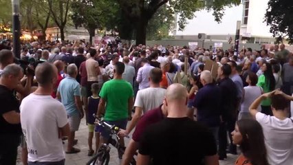 Arnavutluk'ta küçük bir kızın sürat teknesi altında ölmesi protesto edildi