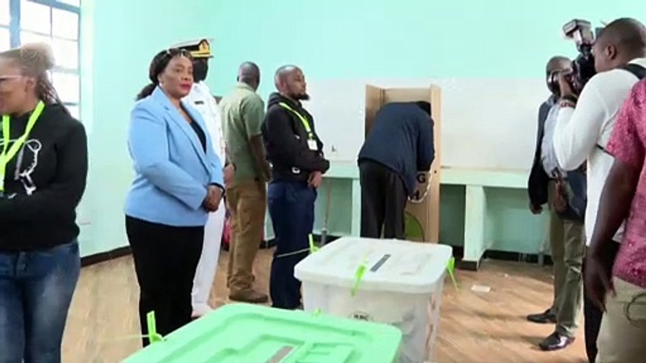 President Kenyatta casts vote, asks Kenyans to be peaceful