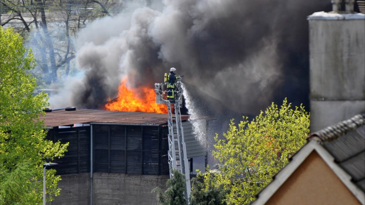 Großbrand in bayrischer stadt hof: feuerwehr evakuiert häuser