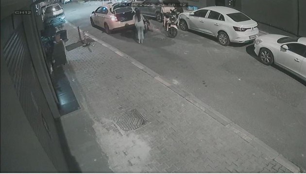 İstanbul’da taksici ile kuryenin yumruklu kavgası kamerada: Kadının valizini yere atıp gitti