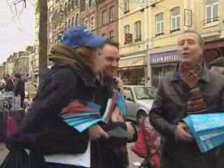 Les militants au marché de Wazemmes
