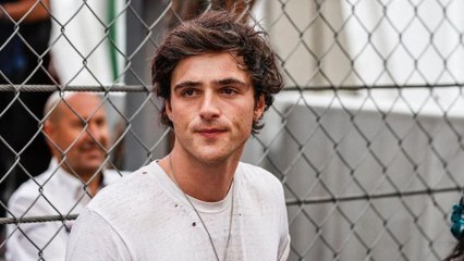 « On me traitait de gay à l’école » : Jacob Elordi se confie sur ses débuts en tant qu’acteur.