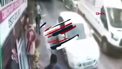 Korkunç an kamerada! Otobüsün yolda açılan bagaj kapağı, yayaya çarptı