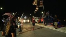 Sostenitori di Trump sfilano davanti alla tenuta di Mar-A-Lago
