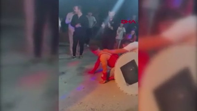 Damada kadın iç çamaşırı giydirip, tasma taktılar