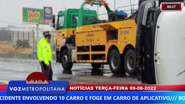 CAMINHÃO TOMBA NA RODOVIA ANHANGUERA, EM CRAVINHOS