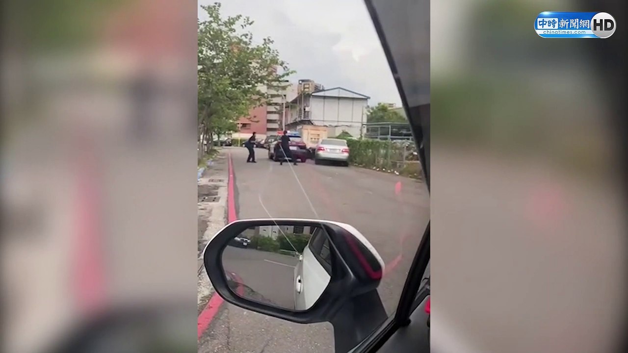 高雄傳槍響！賓士「S型倒車」拒盤查 警轟8槍駕駛棄車逃逸