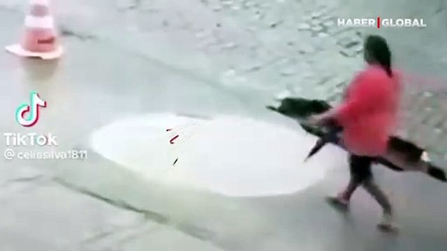 Su dolu çukura düşen talihsiz kadın kamerada