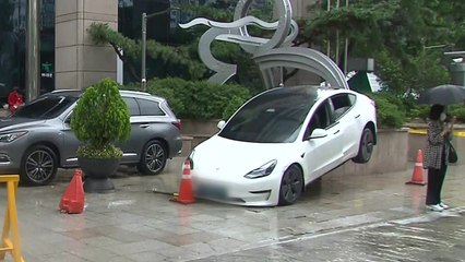 폭우에 차량 5천 대 침수...고가 외제차도 대거 피해 / YTN