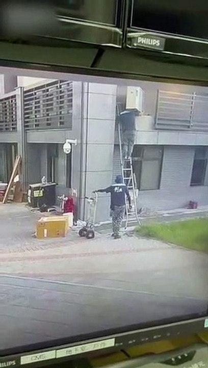 冷氣工扛壓縮機爬梯上2樓 突「身體側歪」下一秒直搖頭