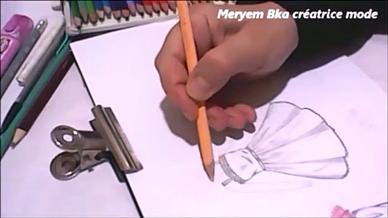 رسم فستان سواريه بنات