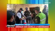 Mujer amenaza con un cuchillo a policías y funcionarios durante un operativo en Cochabamba