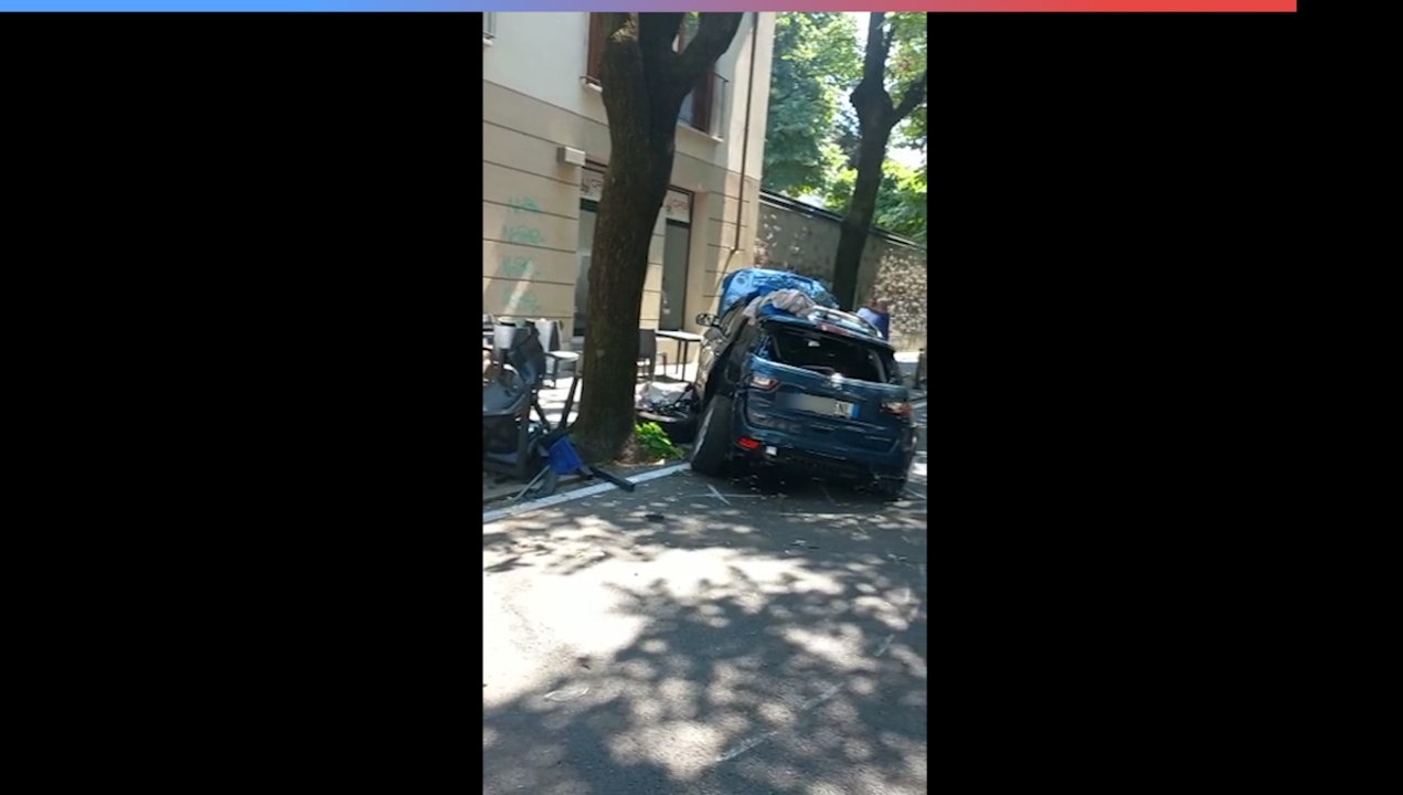 Incidente e paura a Giussano, auto finisce sui tavolini di un bar: sette feriti