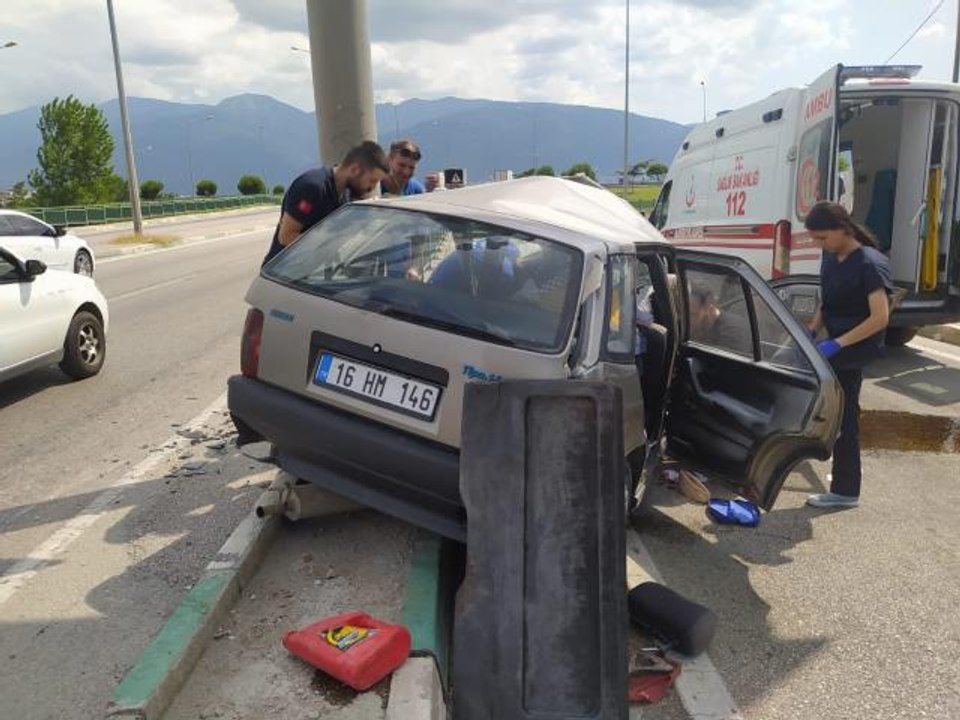 Bursa haber | Bursa'da direğe çarpan otomobilin sürücüsü ağır yaralandı