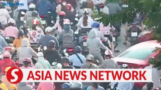 Vietnam News | Changing lanes on Hanoi street