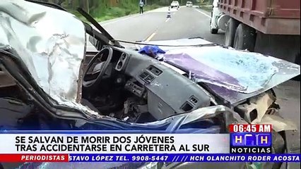 ¡Milagroso! Se salvan pese a brutal impacto de turismo contra parte trasera de una volqueta