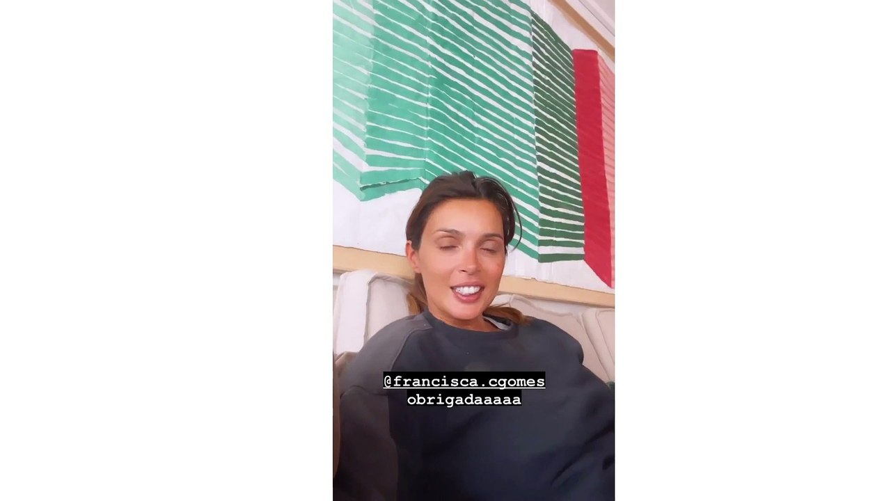 Maria Cerqueira Gomes mostra presente da filha