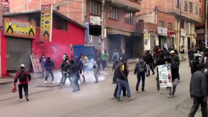 شاهد: اشتباكات بين مزارعي الكوكا والشرطة في العاصمة البوليفية لاباز