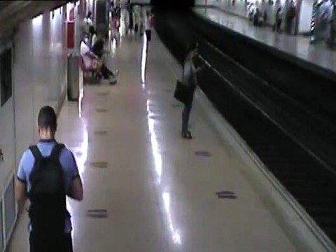 Acto heroico: Policía fuera de servicio salva a hombre de ser arrollado por tren