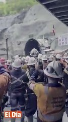 Compañeros de los mineros los reciben con aplausos y gran regocijo tras rescate