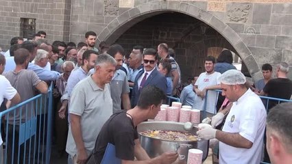 Diyarbakır haberi... Diyarbakır Valisi Su aşure dağıttı